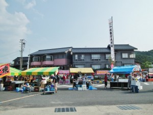 当館の周りも露店の準備です。