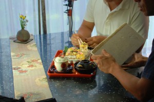 よく見る、箸入れのシーン。