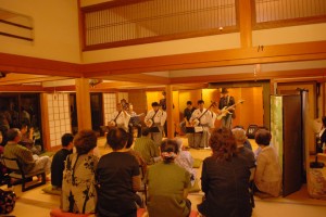 一鼓三弦の方々です。