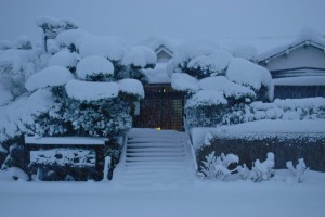 万助楼も埋もれそうです。