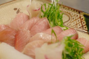 寝かせた鰤の腹を野菜と共に!