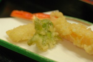 カニの天ぷらの脇に控えてます。カニ塩でどうぞ!!